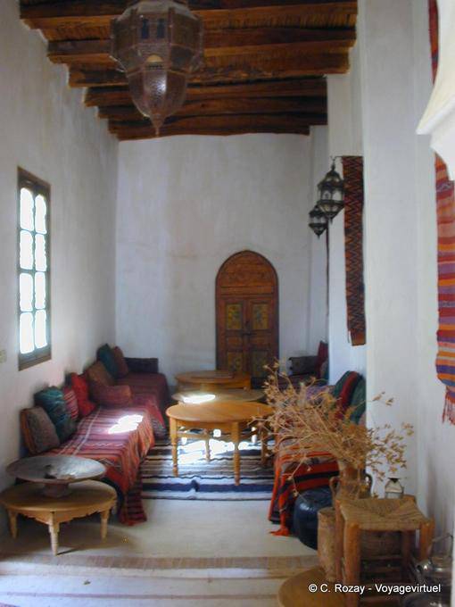 Lounge mit massiven Balken, Gästehaus Riad Cascades d'Ouzoud - Marokko