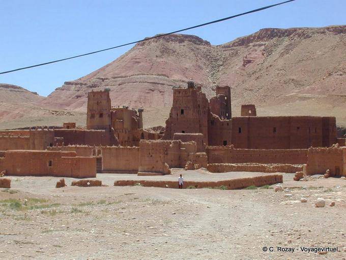 Ein nicht-renovierte Kasbah zwischen Tamgart (Tamdakhte) und Wawesmant - Marokko