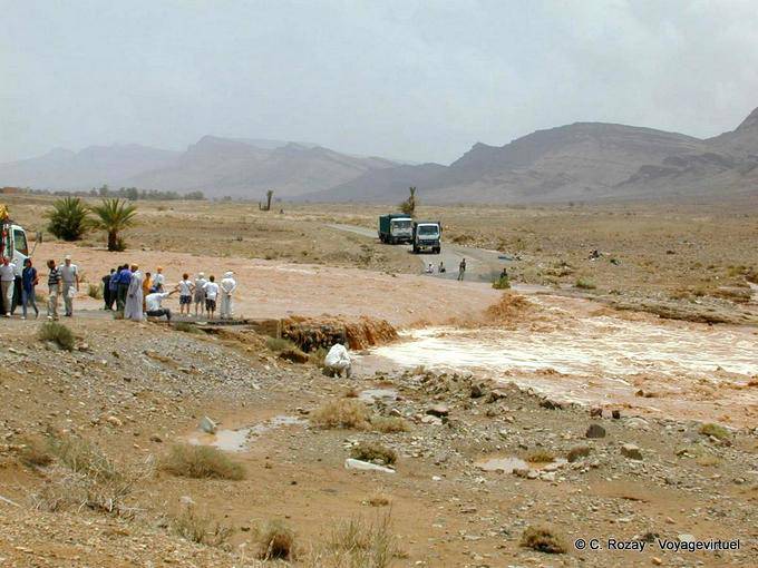 Nkob nach dem Sturm, der Fluss blockiert die Straße - Marokko