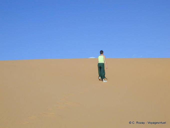 Merzouga, Tochter der Wüste, den Kontrast, die Sie dagegen - Marokko