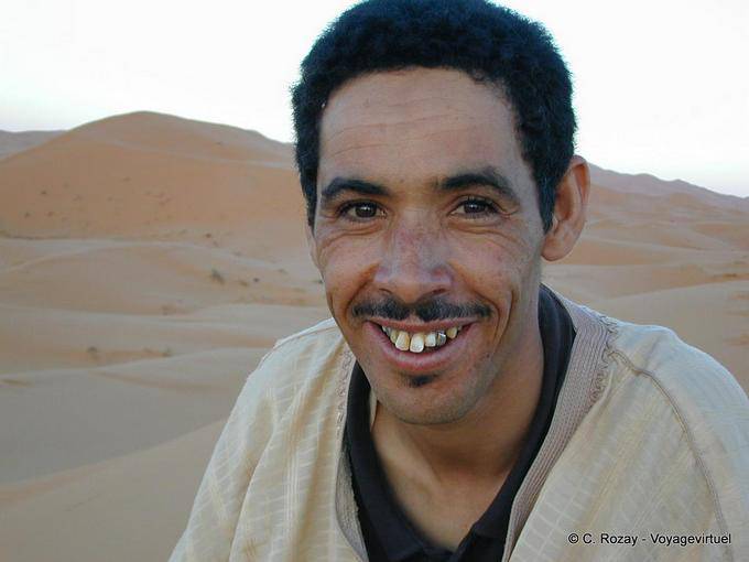 Lächeln des Hirten in den Dünen in Merzouga - Marokko
