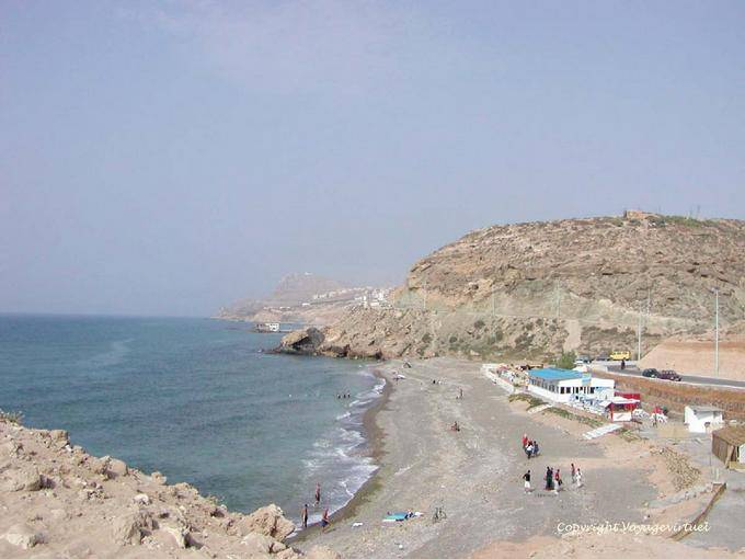 Sand- und Kiesstrand Thara Youssef Al Hoceima an - Marokko