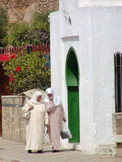 Promenade Frauen in traditioneller Kleidung, Asilah - Marokko