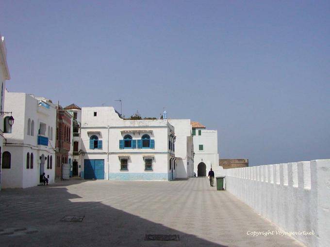 Zinnen und Platz, am Wasser in Richtung des Palace Raissoni, Asilah - Marokko