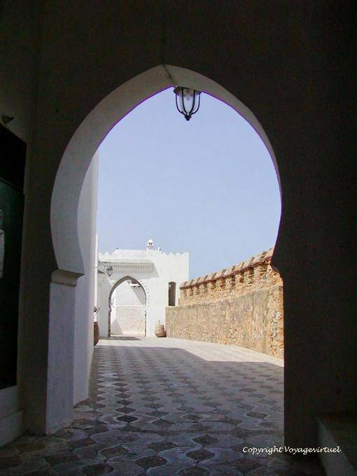 Gehen Sie auf den Mauern der Medina, Asilah - Marokko