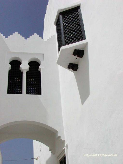 Ein Durchgang und ein Gitterfenster, Medina Asilah - Marokko