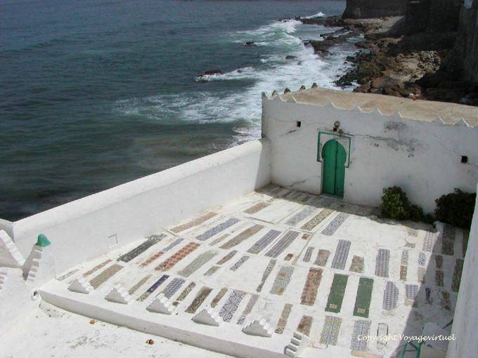 Dekorieren Gräber auf dem Friedhof Mausoleum Sidi Mansour Asilah - Marokko