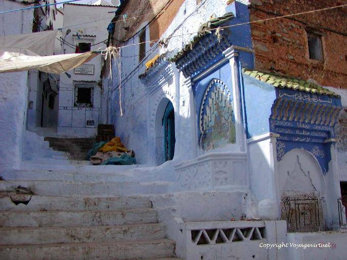 Ein Doppelbrunnen auf der Ecke einer Straße, Chefchaouen - Marokko