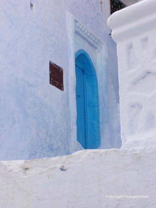 Bläuliches Licht Wände und Tür, Chefchaouen - Marokko