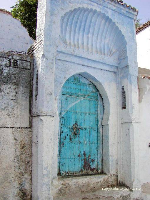 Maurische Tür und Giebel Clamshell Saint-Jacques, Chefchaouen - Marokko