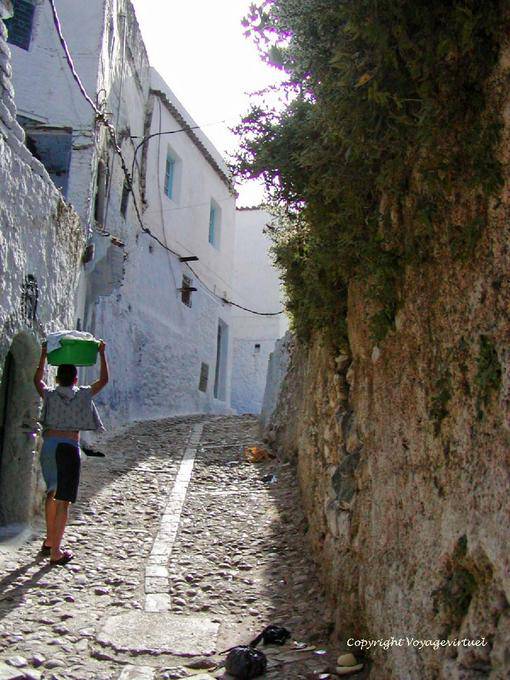 Gepflasterten Straße Kopfsteinpflaster und Kind das Tragen der Kleidung auf dem Kopf, Chefchaouen - Marokko