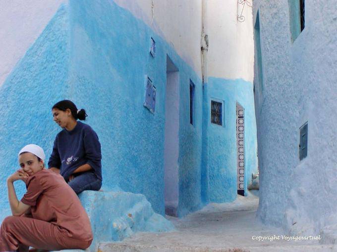 Chefchaouen, junge Frauen an der Straßenecke - Marokko
