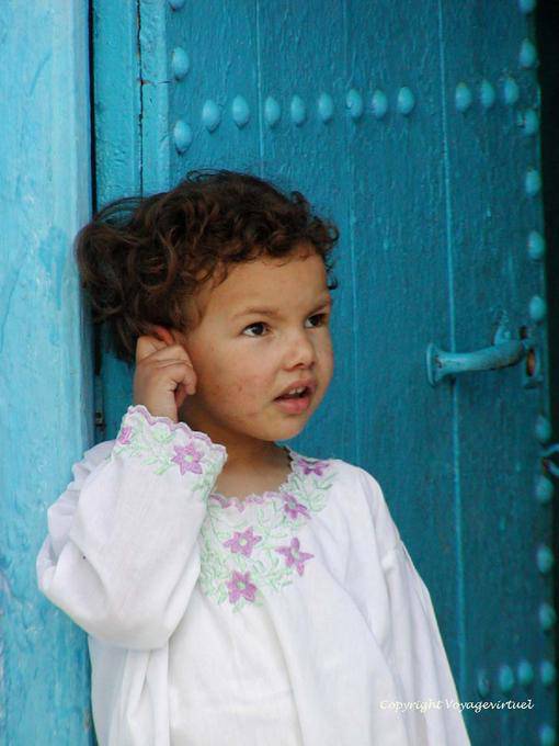 Ein Kind, das an einer Tür, Chefchaouen - Marokko