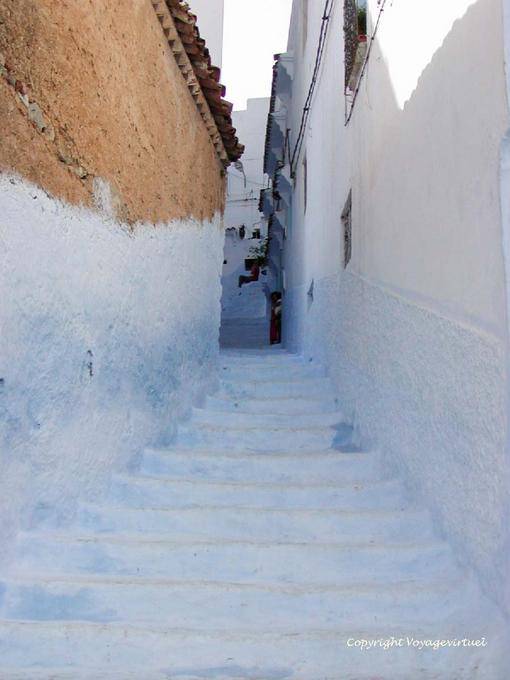 Die blauen Schritte einer steilen Straße, Chefchaouen - Marokko