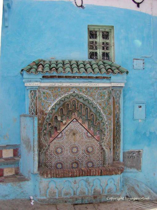 Fontaine und Farben in der Medina von Chefchaouen - Marokko