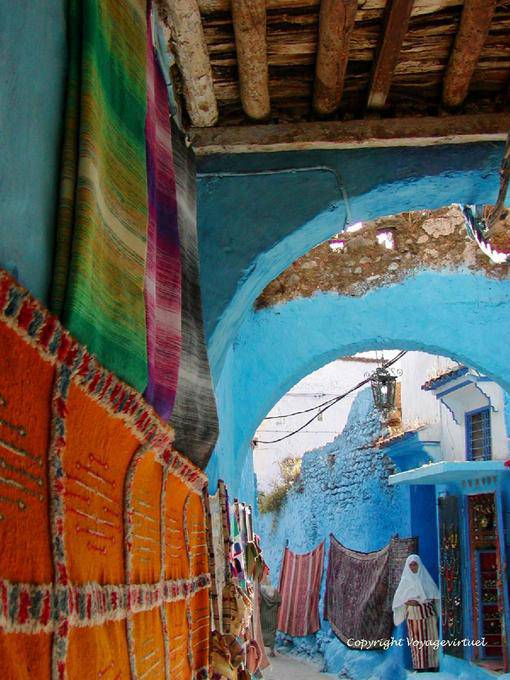 Bunten Teppich in einen überdachten Gang vom Suk, Chefchaouen - Marokko