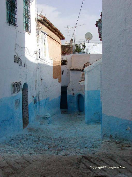 Straße blau lackiert, Chefchaouen - Marokko