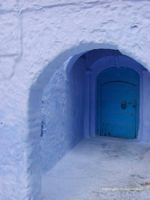 Blau auf Blau und typischer Eintrag, Chefchaouen - Marokko