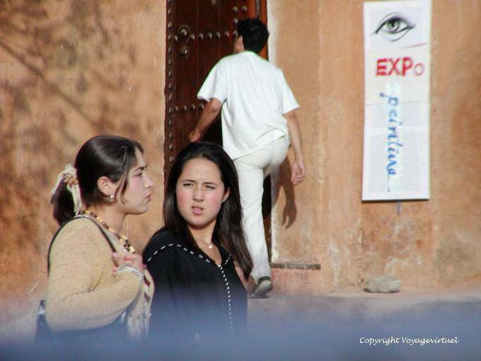 Junge Frauen in der vor der Galerie Saida al-Hurra, Chefchaouen - Marokko