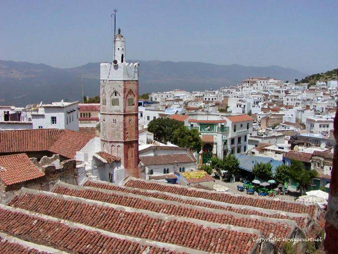 Dächer und das Minarett der Moschee El Masjid El Aadam, Chefchaouen - Marokko