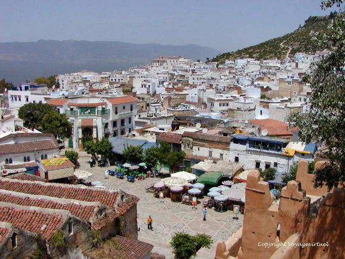 Panorama auf einem Platz und die Stadt vom Turm der Kasbah, Chefchaouen - Marokko