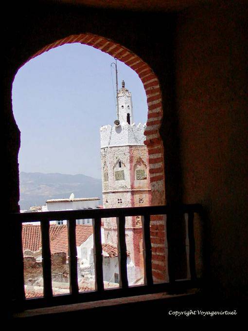Sehen Sie ein Minarett aus einer Öffnung der Turm der Kasbah, Chefchaouen - Marokko