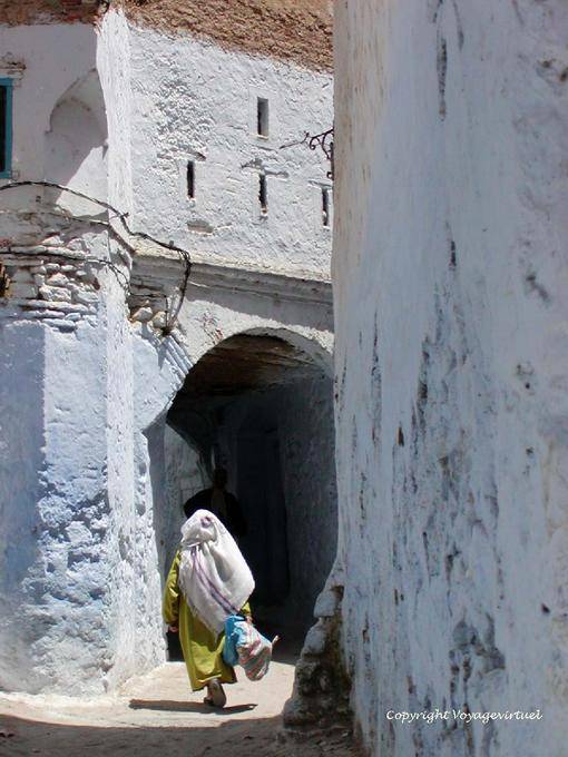 Frauen in traditioneller Kleidung Rückansicht, Chefchaouen - Marokko