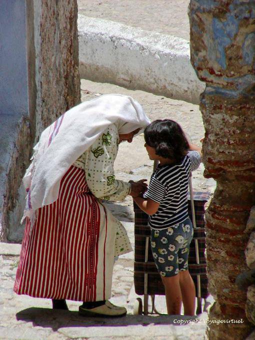 Die alte Frau in traditioneller Kleidung und das kleine Mädchen, Chefchaouen - Marokko