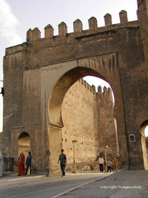 Eine typische Tür und die Wände auf den Platz Boujloud, Fes - Marokko