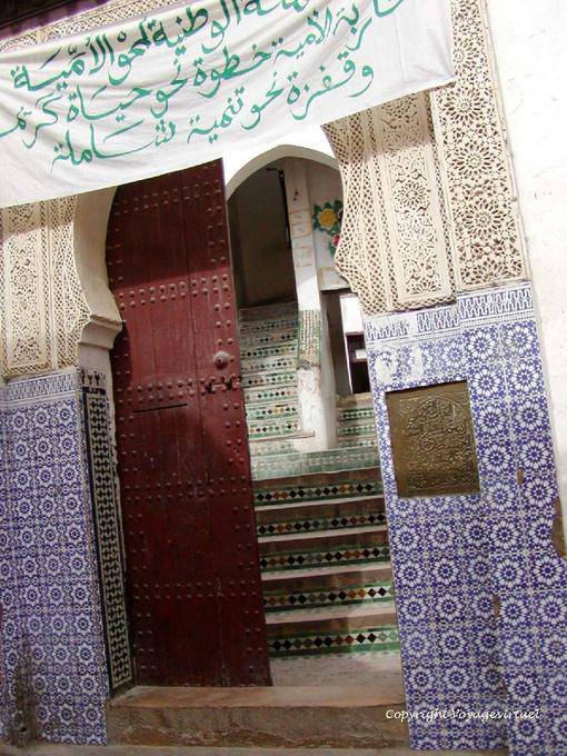 Zelliges und Banner Eingang der Stadt, Fes - Marokko