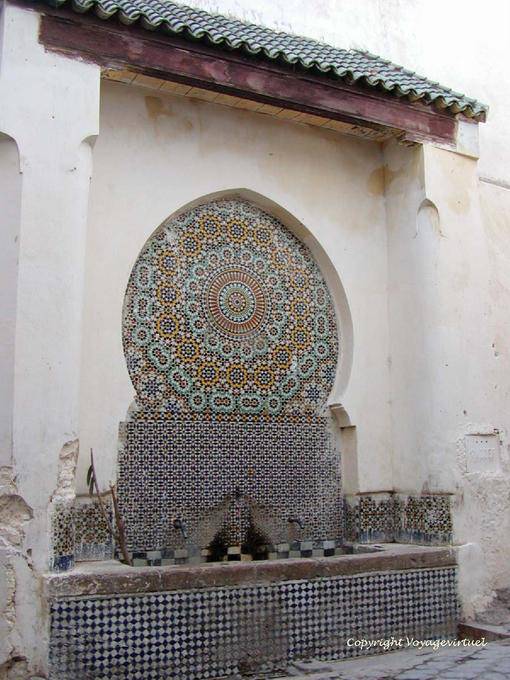Talaa Sghira, einer der 70 Brunnen in polychromen zelliges Fez - Marokko