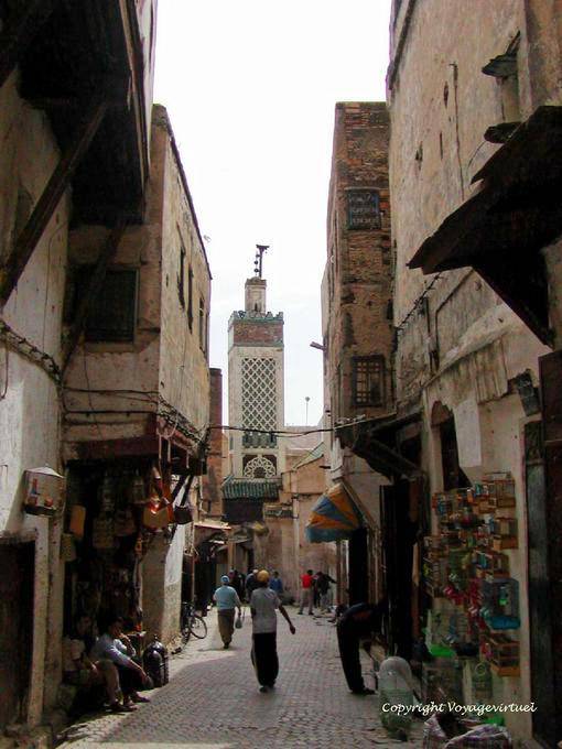 Eine typische Straße von Fes El Bali - Marokko