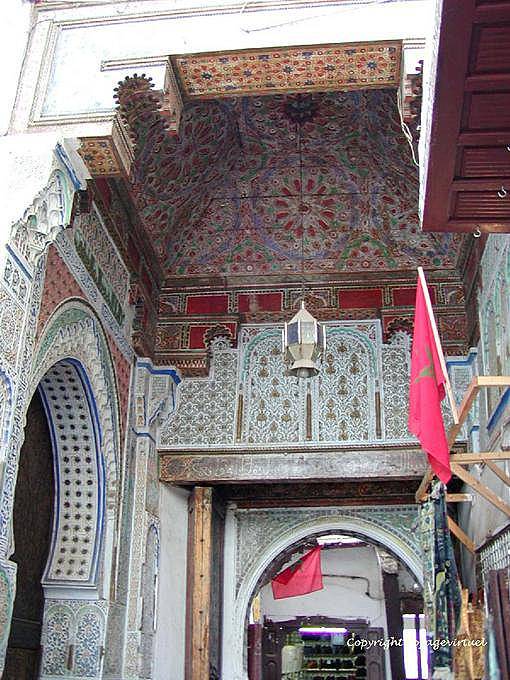 Decor bunten Holz und Stuck in der Medina von Fes - Marokko