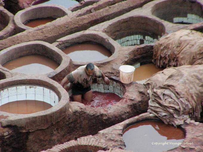Die harte Arbeit der Färber im Tank mit Keramikwände, Fes - Marokko