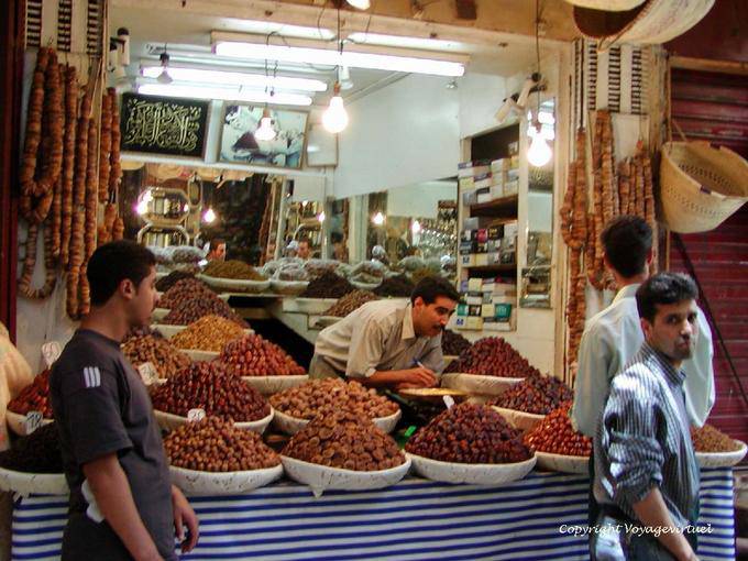 Der Kaufmann von Feigen und Datteln im Souk, Fes - Marokko