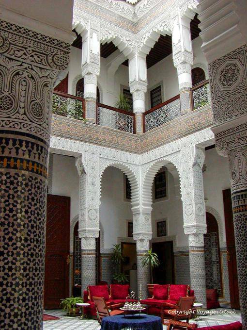 Stucksäulen und zelliges Patio marokkanischen Palast Riad Fes - Marokko