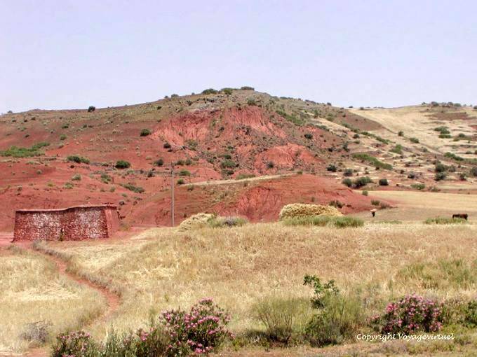 Bauern Schutz und Landschaft in Rot und Gold, um Khénifra - Marokko