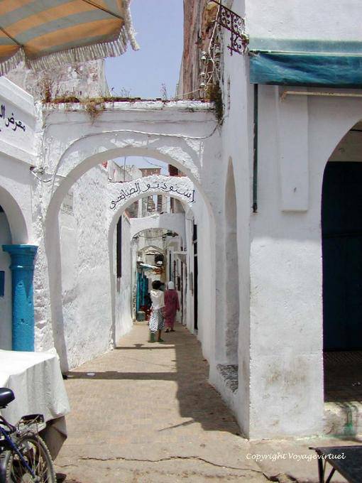 Haltebögen in einer Gasse, Medina, Larache - Marokko