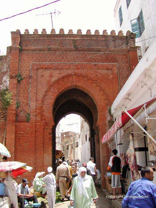 Die rote Tür kisaria, Bab el Kasbah, Larache - Marokko