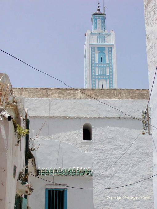 Die blauen und weißen Minarett einer Moschee in der Medina, Larache - Marokko