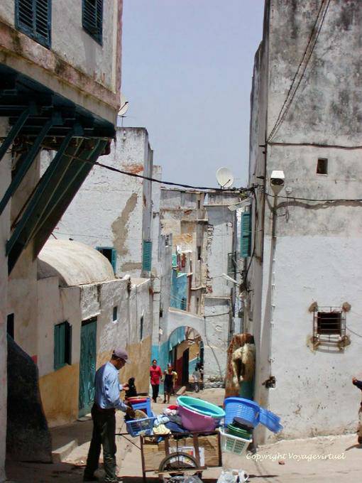 Peddler in einer Gasse in der Kasbah, Larache - Marokko