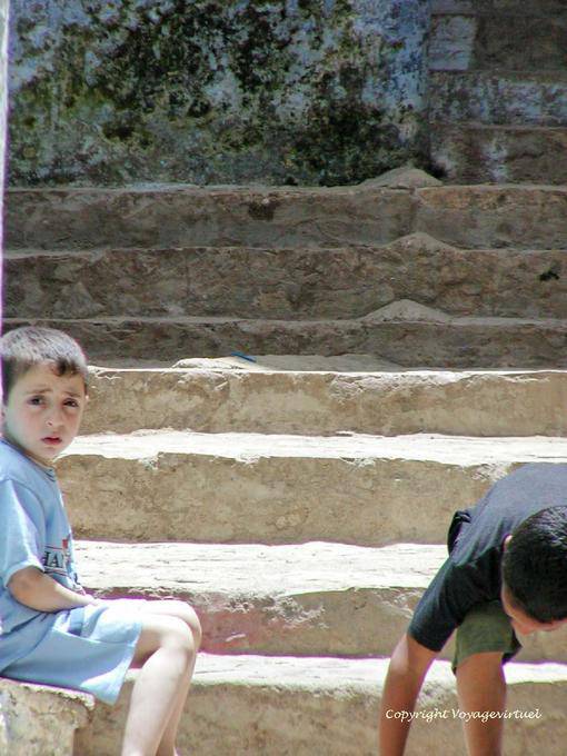 Kinder auf den Stufen, Larache - Marokko