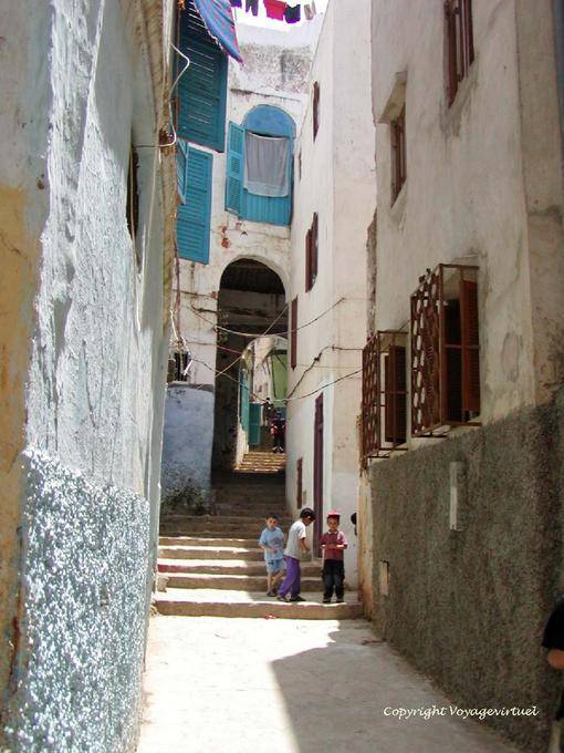 Treppen und Bogen in der alten Medina, Larache - Marokko