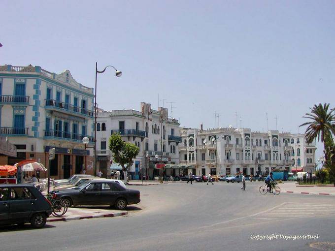 Fassaden am Platz der Befreiung, Larache - Marokko