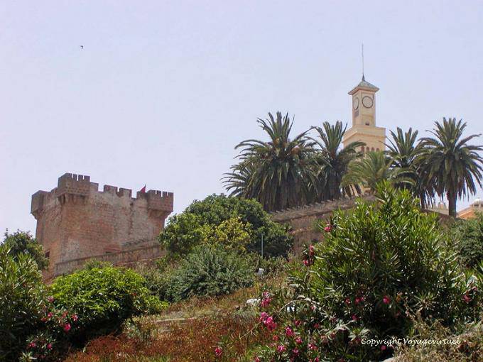 Spanisch Bastionsmauern und Häuser das Archäologische Museum, Larache - Marokko