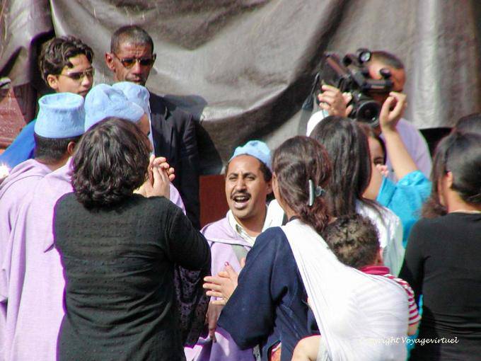 Singen und Improvisationstanz in einer Straße, Marrakesch - Marokko