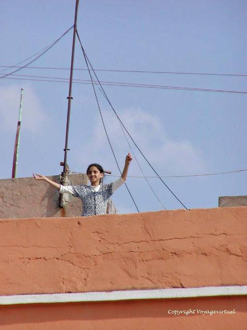 Joy des Mädchens auf einem Dach, Marrakesch - Marokko