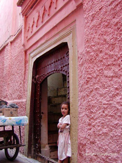 Das kleine Mädchen in rosa, der die Zunge zieht, Marrakesch - Marokko