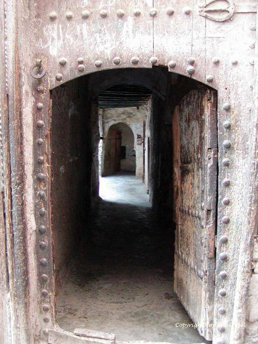Türen und Durchgang in der alten Medina, Marrakesch - Marokko