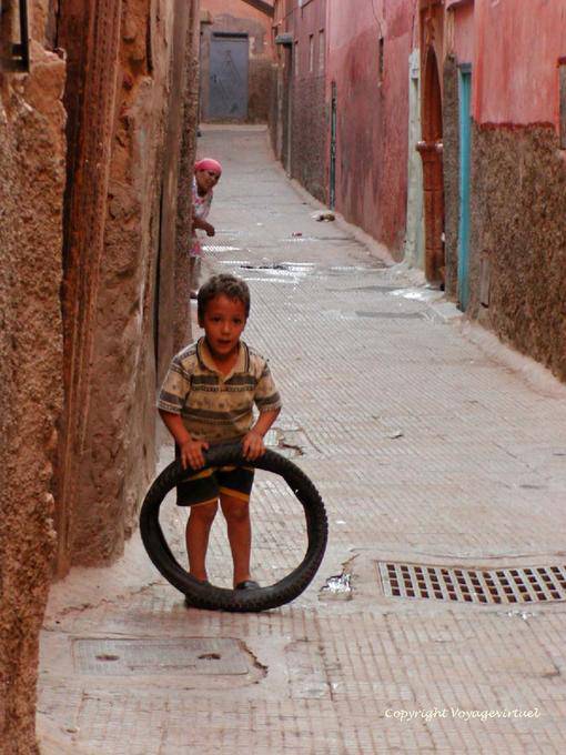 Ein Kind, das mit einem Reifen Gasse der Medina, Marrakesch - Marokko